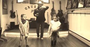 Twins Showcase Fancy Footwork With Their Dad In Adorable Performance Of Recent Internet Challenge Twins Showcase Fancy Footwork With Their Dad In Adorable Performance Of Recent Internet Challenge