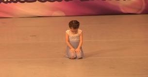 Una bambina di 4 anni si prepara a ballare per un concorso e inizia guardando la folla Una bambina di 4 anni si prepara a ballare per un concorso e inizia guardando la folla