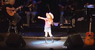 Cowgirl mirim canta no estilo tirolês e encanta corações em Oklahoma Cowgirl mirim canta no estilo tirolês e encanta corações em Oklahoma