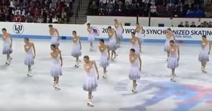 Essas patinadoras fizeram uma apresentação tão incrível, que eu estou tremendo até agora Essas patinadoras fizeram uma apresentação tão incrível, que eu estou tremendo até agora