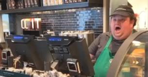 Starbucks Barista, der in Italien zum Opernsänger ausgebildet wurde, verschafft sich im Kaffeehaus mit seiner prächtigen Stimme Gehör Starbucks Barista, der in Italien zum Opernsänger ausgebildet wurde, verschafft sich im Kaffeehaus mit seiner prächtigen Stimme Gehör