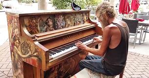 Homeless Ex-Marine Stuns Crowds With His Soulful Piano Playing Homeless Ex-Marine Stuns Crowds With His Soulful Piano Playing