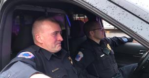 Un officier de police fond en larme en entendant la voix de son fils au téléphone lors de son dernier jour de service Un officier de police fond en larme en entendant la voix de son fils au téléphone lors de son dernier jour de service