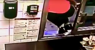 Fast Food Worker Goes Into ‘Hero Mode’ When Woman’s Kids Start Screaming Inside Rolling Car At Drive-Thru Fast Food Worker Goes Into ‘Hero Mode’ When Woman’s Kids Start Screaming Inside Rolling Car At Drive-Thru