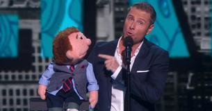 Ventriloquista se incomoda durante show — Preste atenção no boneco depois que ele sai do palco Ventriloquista se incomoda durante show — Preste atenção no boneco depois que ele sai do palco