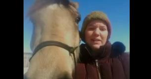 Una adolescente cabalga kilómetros a través de una tormenta de nieve para llegar y darle café y cena a un camionero varado que fue visto en una cámara de tráfico Una adolescente cabalga kilómetros a través de una tormenta de nieve para llegar y darle café y cena a un camionero varado que fue visto en una cámara de tráfico