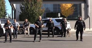Adorable perro policía se une a desafío de baile de los oficiales Adorable perro policía se une a desafío de baile de los oficiales