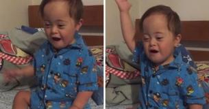 Adorable niño con síndrome de Down canta con Adorable niño con síndrome de Down canta con