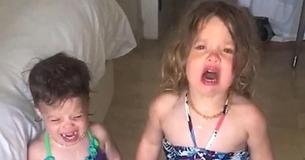 Un padre inteligente lleva las rabietas de sus hijas a un alto nivel engañándolas con un Un padre inteligente lleva las rabietas de sus hijas a un alto nivel engañándolas con un