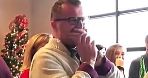 Un enseignant cache son mariage à ses étudiant, mais à sa grande surprise, ils sont tous venus pour chanter et montrer leur soutien Un enseignant cache son mariage à ses étudiant, mais à sa grande surprise, ils sont tous venus pour chanter et montrer leur soutien