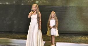 Sisters Steal Everyone's Heart As They Start Singing Beautiful Duet Sisters Steal Everyone's Heart As They Start Singing Beautiful Duet