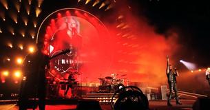 Queen + Adam Lambert Thrills The Crowd With Live Performance Of 'Fat Bottomed Girls' Queen + Adam Lambert Thrills The Crowd With Live Performance Of 'Fat Bottomed Girls'