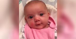 À peine âgée de 8 semaines, ce bébé semble entretenir une conversation avec sa maman À peine âgée de 8 semaines, ce bébé semble entretenir une conversation avec sa maman