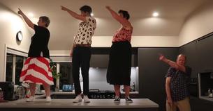 Une famille exécute une danse incroyable lors du confinement Une famille exécute une danse incroyable lors du confinement