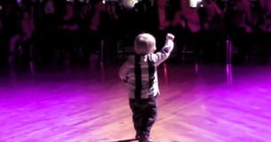 Un jeune enfant écoute son morceau préféré d'Elvis et précipite sur la piste de danse pour rendre hommage au King Un jeune enfant écoute son morceau préféré d'Elvis et précipite sur la piste de danse pour rendre hommage au King