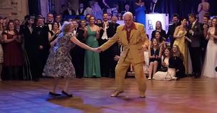 Un couple de seniors vole la vedette avec leur routine rock de boogie woogie swing Un couple de seniors vole la vedette avec leur routine rock de boogie woogie swing