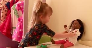 Le caissier interroge le choix de la poupée d'une petite fille avant que celle-ci ne réponde avec tendresse Le caissier interroge le choix de la poupée d'une petite fille avant que celle-ci ne réponde avec tendresse