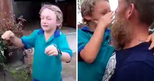 Ce garçon a les larmes aux yeux lorsque ses parents lui apportent le poney qu'il a économisé 1700 euros pour l'acheter Ce garçon a les larmes aux yeux lorsque ses parents lui apportent le poney qu'il a économisé 1700 euros pour l'acheter