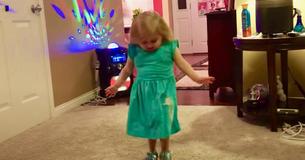 Une petite fille fait un défilé de mode pour sa maman et fait le buzz sur le web Une petite fille fait un défilé de mode pour sa maman et fait le buzz sur le web