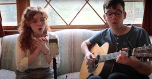 Un duo musical interprète de façon étonnante la chanson Un duo musical interprète de façon étonnante la chanson