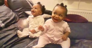Gêmeas de apenas oito meses de vida apresentam fofíssima dança enquanto mamãe canta Gêmeas de apenas oito meses de vida apresentam fofíssima dança enquanto mamãe canta