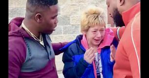 Esses homens gentis decidiram ajudar uma mulher ao vê-la contando as moedinhas para pagar gasolina, sem saber que ela também havia acabado de ficar viúva Esses homens gentis decidiram ajudar uma mulher ao vê-la contando as moedinhas para pagar gasolina, sem saber que ela também havia acabado de ficar viúva