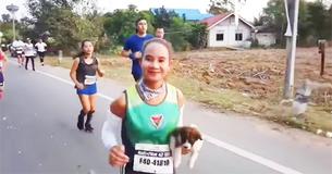 Marathon Runner Finds Stray Puppy During Race And Carries Him 19 Miles Marathon Runner Finds Stray Puppy During Race And Carries Him 19 Miles