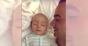 Pai filma a linda resposta do filho adormecido quando ele sussurra 'eu te amo' Pai filma a linda resposta do filho adormecido quando ele sussurra 'eu te amo'