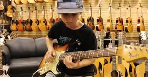 Un jeune de 12 ans gagne un public important en déchiquetant sa guitare en magasin Un jeune de 12 ans gagne un public important en déchiquetant sa guitare en magasin