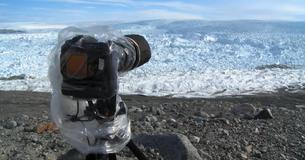 Le photographe pointe son appareil photo sur le glacier et quelques secondes plus tard, il capture l'impossible Le photographe pointe son appareil photo sur le glacier et quelques secondes plus tard, il capture l'impossible