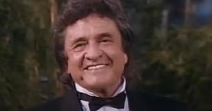 L'incroyable performance de Johnny Cash de Ragged Old Flag (1985) L'incroyable performance de Johnny Cash de Ragged Old Flag (1985)