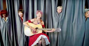 Artist Writes Song For ‘Older Ladies’ Making Women Crack Up Artist Writes Song For ‘Older Ladies’ Making Women Crack Up