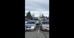 Ce moment hilarant capturé en vidéo d'un chien laissé dans la voiture alors que son propriétaire faisait ses courses Ce moment hilarant capturé en vidéo d'un chien laissé dans la voiture alors que son propriétaire faisait ses courses