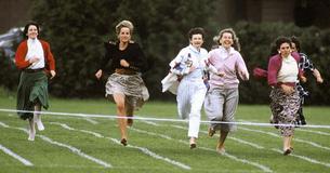 La princesa Diana corre descalza en un video de 1991 La princesa Diana corre descalza en un video de 1991