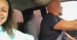 Una adolescente graba a su padre cantando en el auto y el mundo entero está adorando su voz Una adolescente graba a su padre cantando en el auto y el mundo entero está adorando su voz