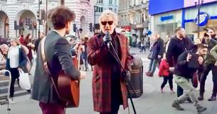 Rod Stewart entend un musicien de rue jouer sa chanson - il ne peut pas s'empêcher de se joindre à lui Rod Stewart entend un musicien de rue jouer sa chanson - il ne peut pas s'empêcher de se joindre à lui