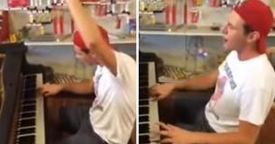 Homem se senta ao piano em loja de ferramentas e encanta os espectadores com seu improviso Homem se senta ao piano em loja de ferramentas e encanta os espectadores com seu improviso