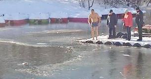 Brave Bystander Jumps Into Icy Pond To Rescue Drowning Dog Brave Bystander Jumps Into Icy Pond To Rescue Drowning Dog