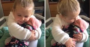 Bei erster Begegnung mit neugeborener Schwester verspricht Kleinkind diese auf ewig zu beschützen Bei erster Begegnung mit neugeborener Schwester verspricht Kleinkind diese auf ewig zu beschützen