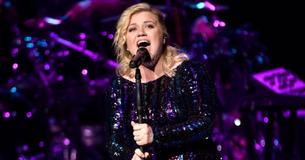 Kelly Clarkson sieht untröstlich aus, während sie das Etta James Breakup-Lied covert Kelly Clarkson sieht untröstlich aus, während sie das Etta James Breakup-Lied covert