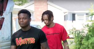 Deux jeunes hommes risquent leur vie en pénétrant dans une maison incendiée pour sauver un inconnu Deux jeunes hommes risquent leur vie en pénétrant dans une maison incendiée pour sauver un inconnu