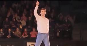 Un patineur effectue une chorégraphie sur la musique Un patineur effectue une chorégraphie sur la musique