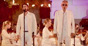 Andrea Bocelli et Josh Groban se produisent ensemble Andrea Bocelli et Josh Groban se produisent ensemble