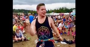 Homem dança ao som de 'Uptown Funk' como se ninguém estivesse olhando Homem dança ao som de 'Uptown Funk' como se ninguém estivesse olhando