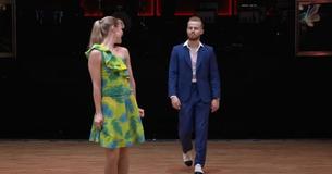 Una joven pareja ilumina el escenario con un divertido baile Swing Una joven pareja ilumina el escenario con un divertido baile Swing