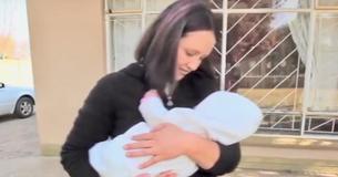 Una madre da a luz a un bebé varón según los médicos, pero un mes después confirma que realmente era una niña Una madre da a luz a un bebé varón según los médicos, pero un mes después confirma que realmente era una niña