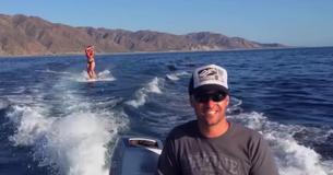 Han spelar in henne medans hon åker wakeboard men märker att hon inte är ensam i vattnet Han spelar in henne medans hon åker wakeboard men märker att hon inte är ensam i vattnet
