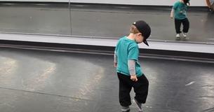 Un niñito de 2 años ejecuta una rutina de hiphop con mucho estilo Un niñito de 2 años ejecuta una rutina de hiphop con mucho estilo