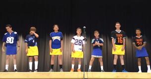 Unos niños de quinto grado hacen una peculiar presentación en un show de talentos escolar Unos niños de quinto grado hacen una peculiar presentación en un show de talentos escolar