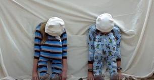 Dos niñas de 5° grado hacen un divertido Dos niñas de 5° grado hacen un divertido